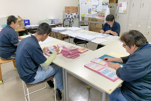 時のわらし作業風景の写真