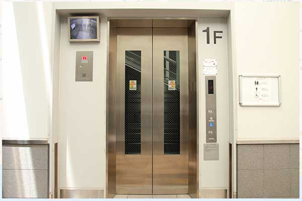 明石の「ユニバーサル社会づくり推進地区」イメージ3　バリアフリー対応　エレベーター写真